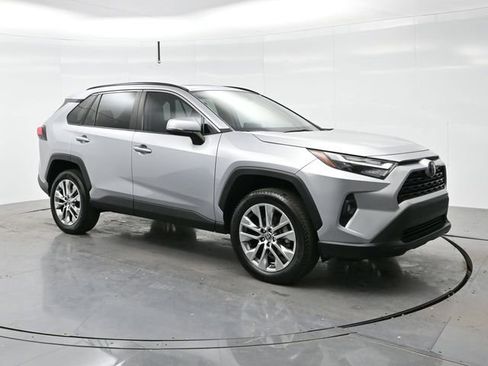 Used 2022 Toyota RAV4 XLE Premium image 5