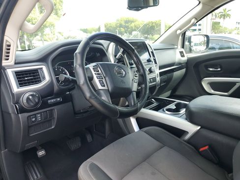 Used 2021 Nissan Titan SV w/ SV Convenience Package image 14