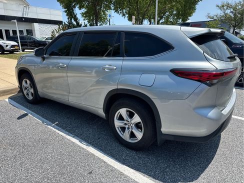 Used 2023 Toyota Highlander LE AWD/4WD image 2