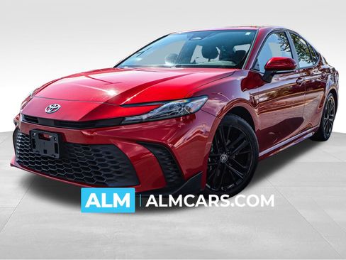 Used 2025 Toyota Camry SE image 1