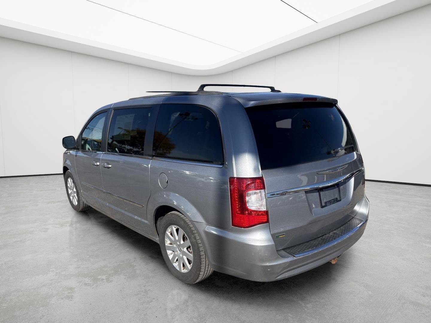 Used 2015 Chrysler Town & Country Touring FWD image 6