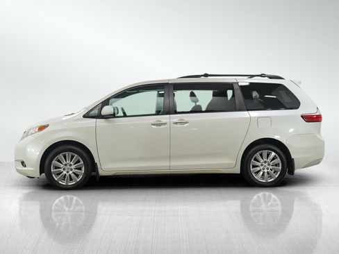 Used 2017 Toyota Sienna XLE w/ XLE Navigation Package AWD/4WD image 2