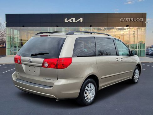Used 2010 Toyota Sienna LE image 4
