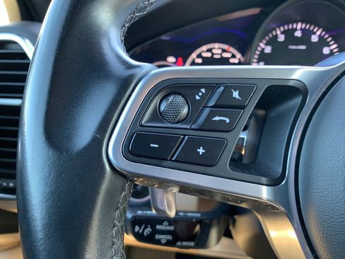 Used 2022 Porsche Cayenne Platinum Edition image 19