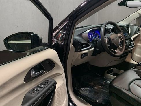 Used 2024 Chrysler Pacifica Touring-L image 17