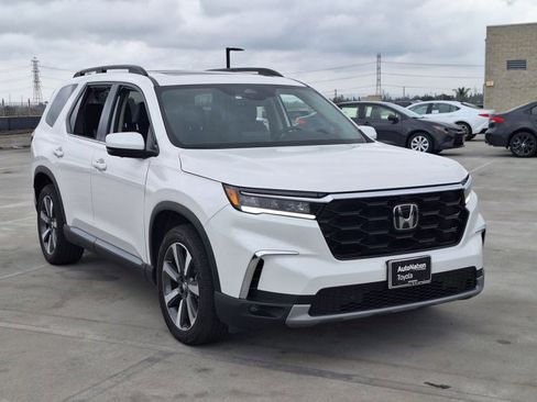 Used 2025 Honda Pilot Elite image 3