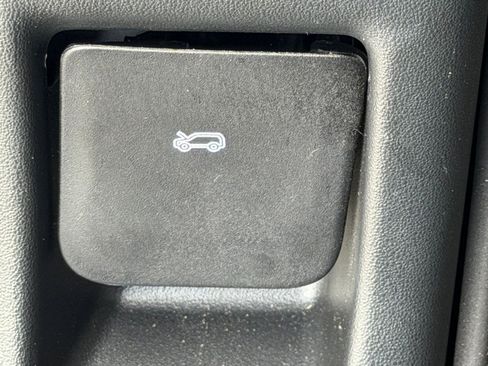 New 2026 Land Rover Defender 110 X-Dynamic SE image 22