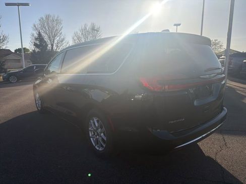 Used 2023 Chrysler Pacifica Touring-L image 3