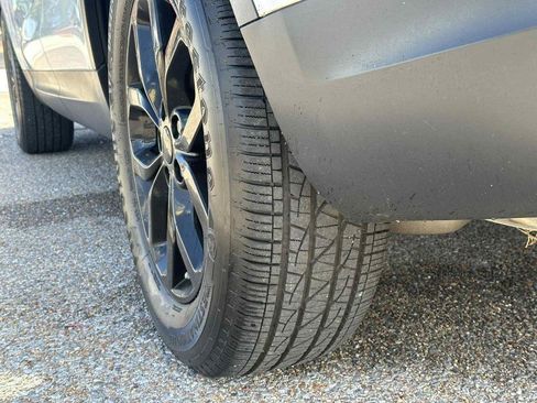 Used 2018 Land Rover Discovery SE image 13