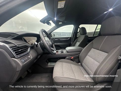 Used 2025 GMC Acadia Elevation image 11