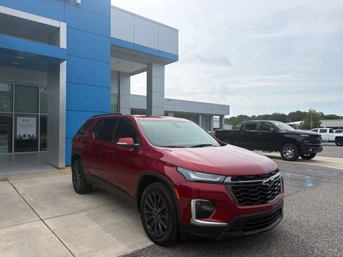 Used 2023 Chevrolet Traverse RS FWD image 3