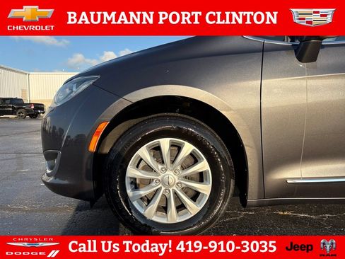 Used 2018 Chrysler Pacifica Touring-L FWD image 28