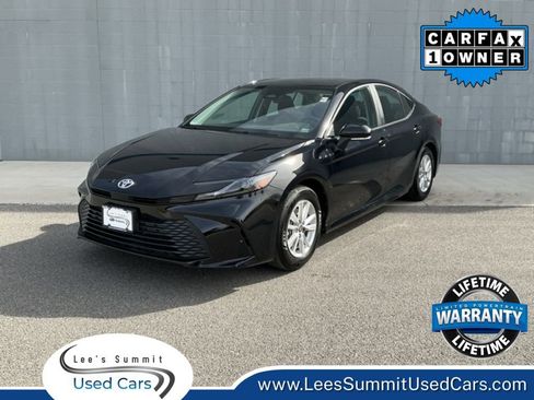 Used 2025 Toyota Camry LE image 1