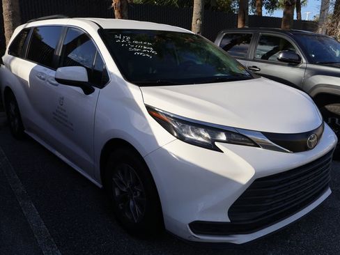 Used 2022 Toyota Sienna LE image 6