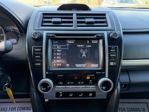 Used 2014 Toyota Camry SE w/ Moonroof Package FWD image 17