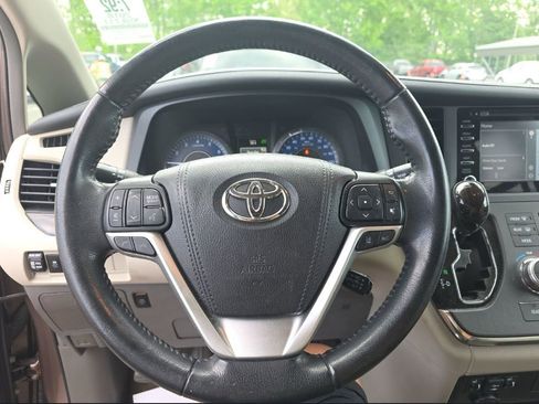 Used 2018 Toyota Sienna XLE Premium FWD image 3