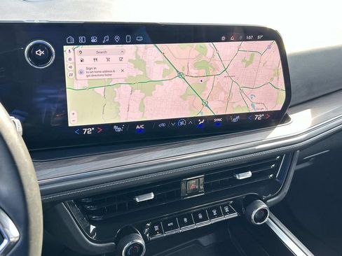 Used 2025 Chevrolet Suburban Z71 image 27