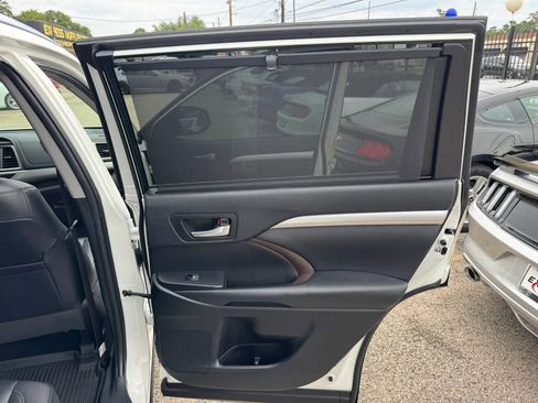 Used 2019 Toyota Highlander XLE FWD image 24