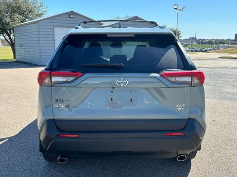 Used 2022 Toyota RAV4 XLE Premium image 5