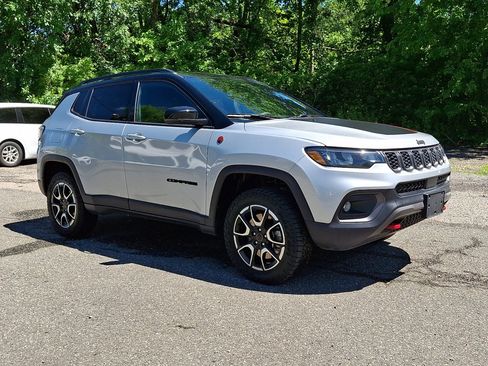 Used 2025 Jeep Compass Trailhawk AWD/4WD image 6