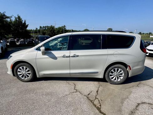 Used 2017 Chrysler Pacifica Touring-L FWD image 2