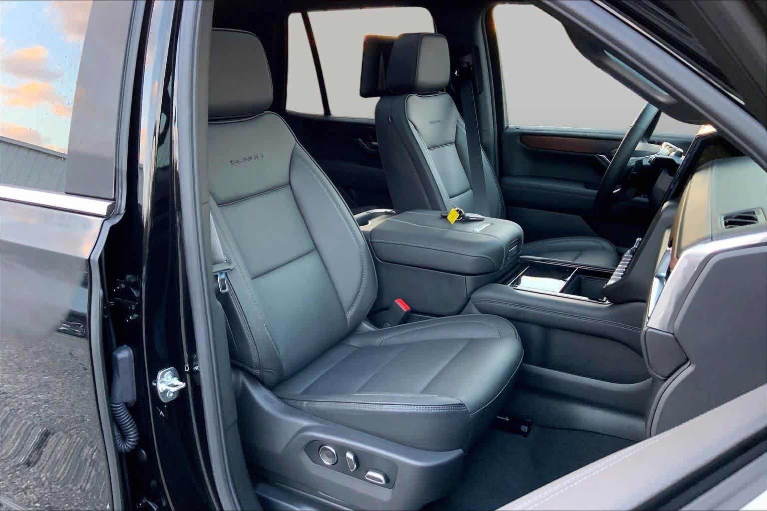 Used 2026 GMC Yukon Denali w/ Denali Reserve Package RWD image 8