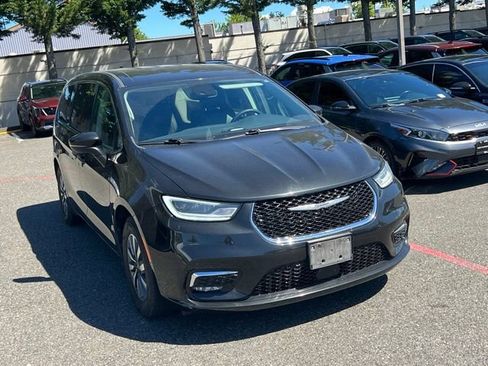 Used 2023 Chrysler Pacifica Touring-L FWD image 5