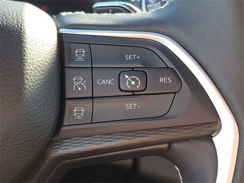 Used 2024 Jeep Grand Cherokee Altitude image 23