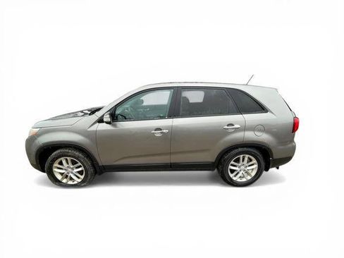Used 2014 Kia Sorento LX image 2