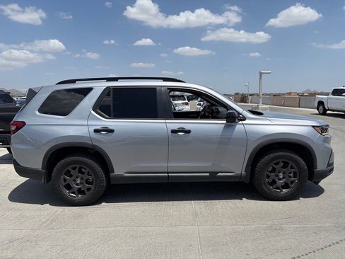 Used 2024 Honda Pilot TrailSport image 3
