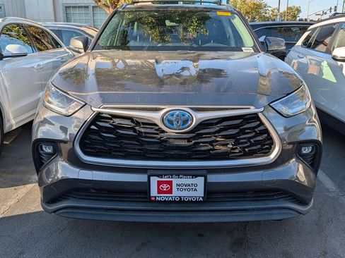Used 2021 Toyota Highlander XLE AWD/4WD image 3