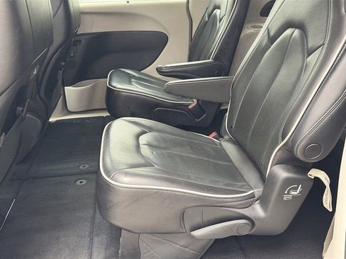 Used 2023 Chrysler Pacifica Limited image 29