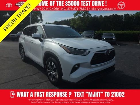 Used 2022 Toyota Highlander XLE AWD/4WD image 1