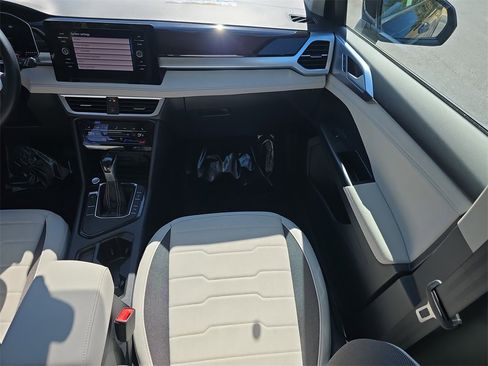 Used 2025 Volkswagen Taos SE image 13