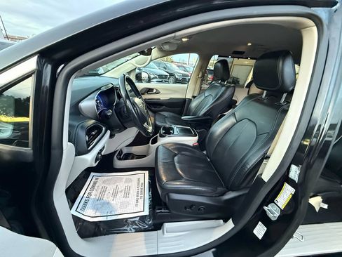 Used 2021 Chrysler Pacifica Touring-L image 16