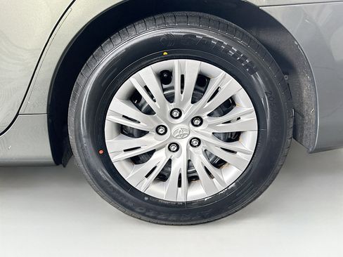 Used 2014 Toyota Camry L image 11