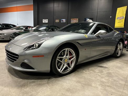 Used 2015 Ferrari California T image 4