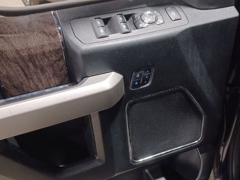 Used 2018 Ford F250 Lariat w/ Chrome Package image 5