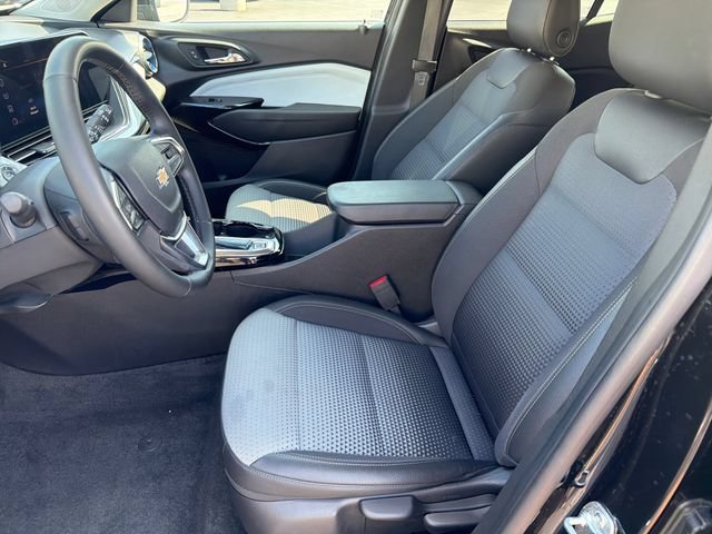 Used 2025 Chevrolet Trax LT w/ LT Convenience Package FWD image 9