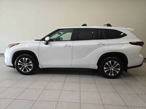 Certified 2024 Toyota Highlander XLE AWD/4WD image 3