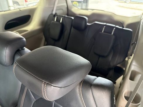 Used 2017 Chrysler Pacifica Touring-L FWD image 10