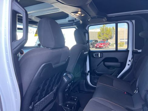 Used 2023 Jeep Gladiator Mojave AWD/4WD image 19