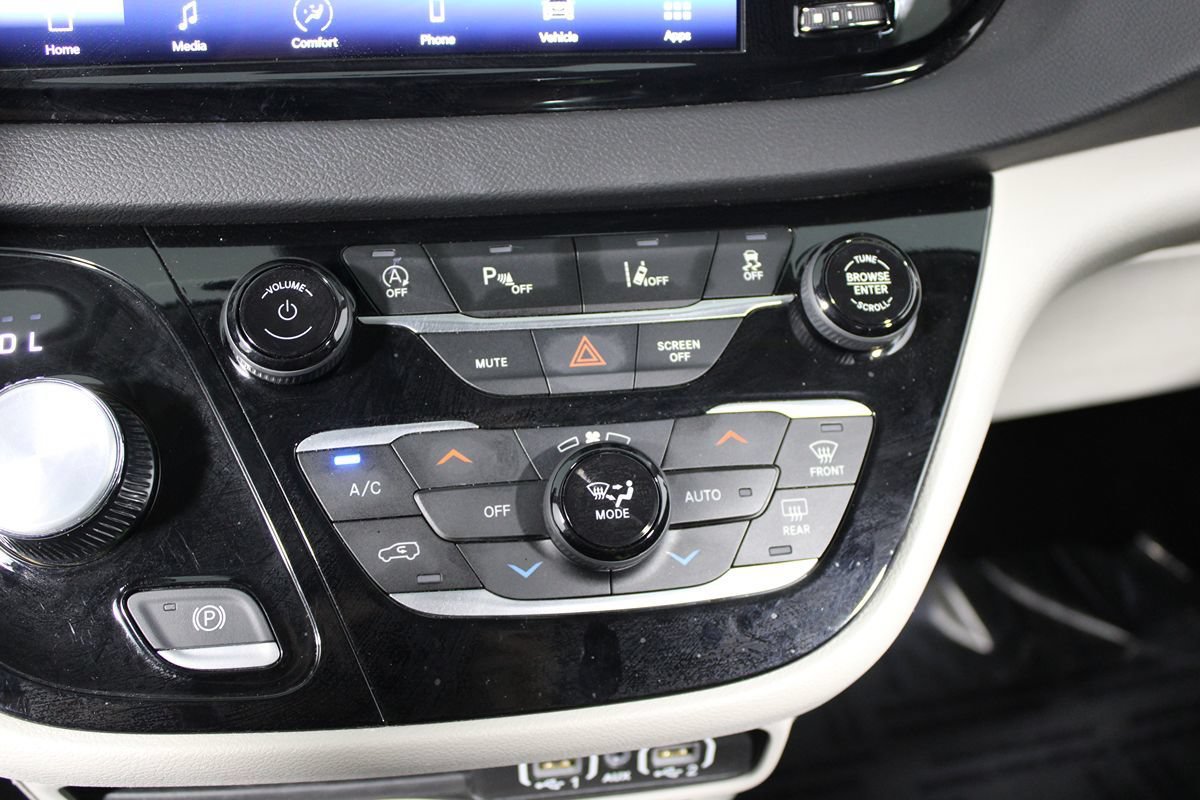 Used 2024 Chrysler Pacifica Touring-L FWD image 19
