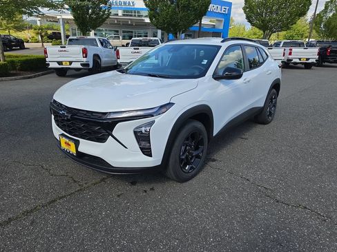 New 2026 Chevrolet Trax LT w/ Driver Confidence Package FWD image 2