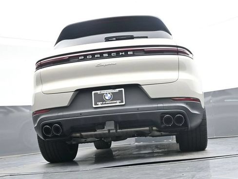 Used 2025 Porsche Cayenne AWD/4WD image 40
