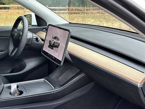 Used 2022 Tesla Model Y Long Range AWD/4WD image 25