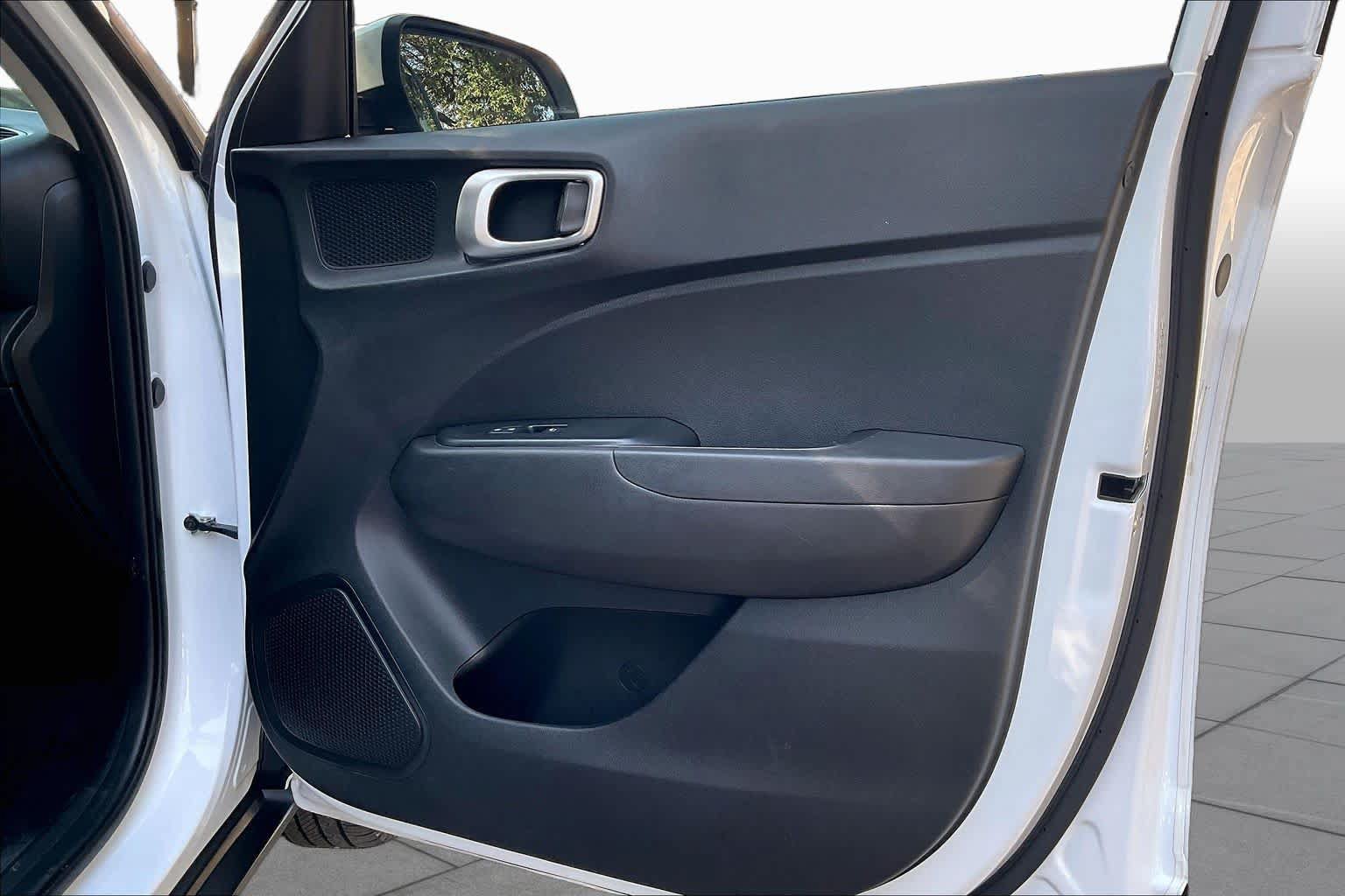 Used 2021 Hyundai Venue SE FWD image 23