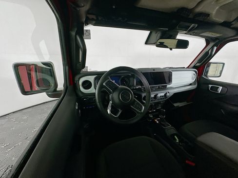 Used 2025 Jeep Wrangler Sahara w/ Safety Group image 18