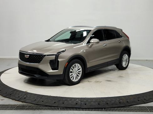 Used 2024 Cadillac XT4 Luxury w/ Cold Weather Package FWD image 4