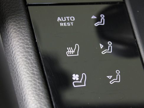 Used 2024 Porsche Macan image 30